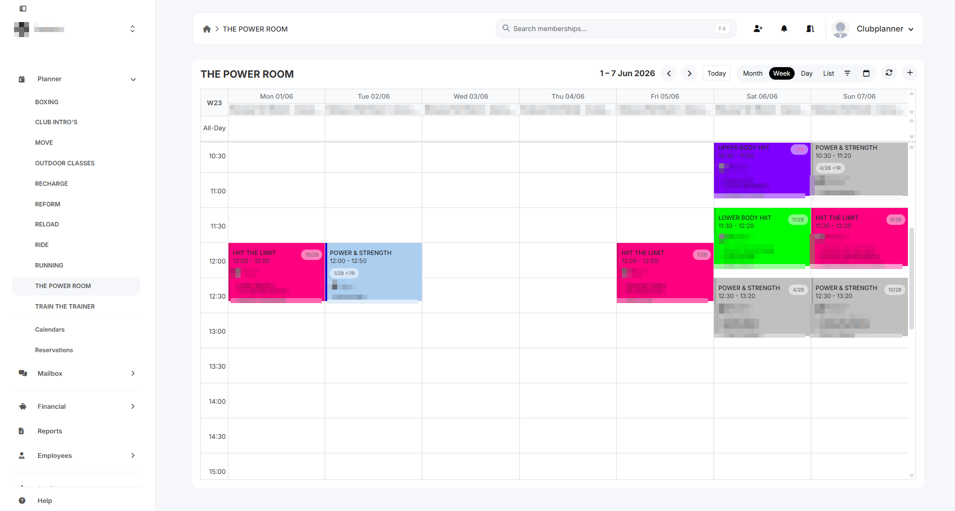 Een weekrooster van de club met kleurgecodeerde sessies en geboekt-versus-vrij tellingen